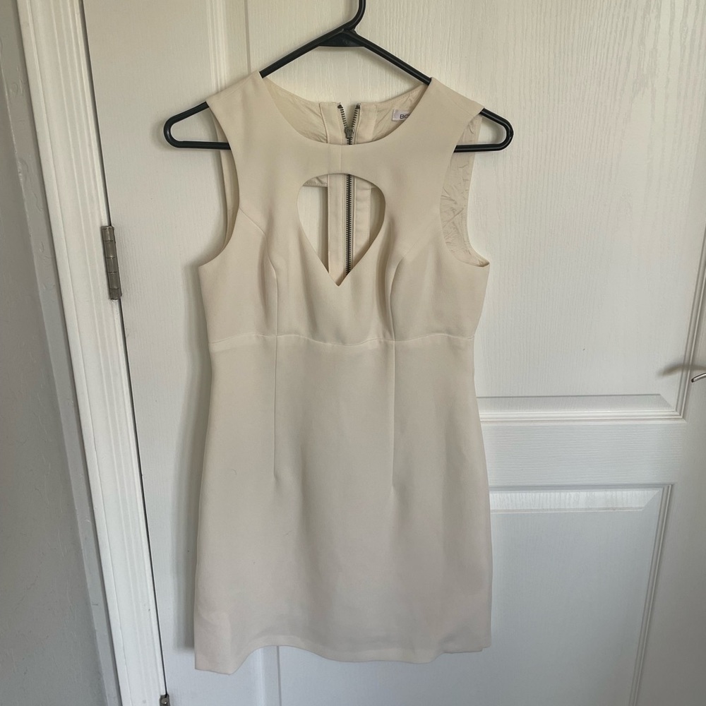 White mini dress, fitted